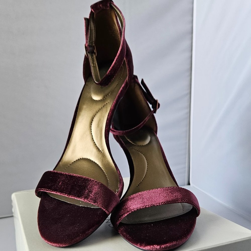 Bandolino Madia Women's Heeled Suede Sandal - Wine 10M